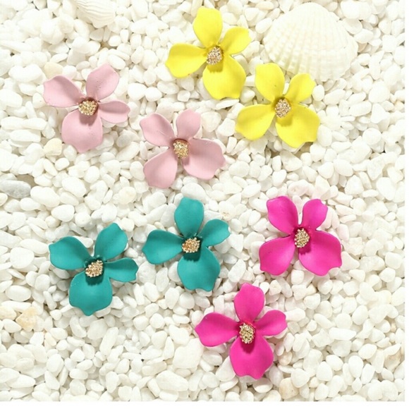 🖤Host Pick🖤 Petal Stud Earrings in Yellow - Picture 5 of 6